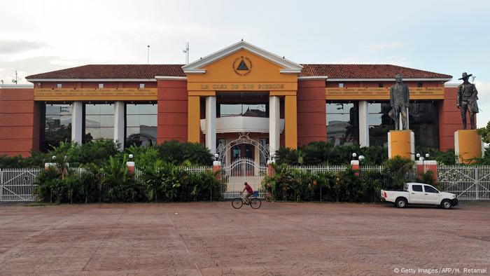 La Casa de los Pueblos, llamada “Casa Naranja”, también es conocida como 'Casa Mamón' y fue la residencia y sede de la presidencia de Nicaragua entre 1999 y 2007. Se encuentra ubicada en el centro histórico de Managua. Desde el ascenso a la presidencia de Daniel Ortega funciona como sede del Gobierno y es utilizada, por lo general, para ceremonias importantes o visitas de Estado.