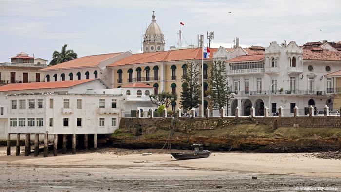 El Palacio de Las Garzas, inaugurado en 1922, es la sede del presidente. La construcción es una muestra de la arquitectura colonial y el arte almudéjar. El palacio ha sido utilizado como residencia y oficina principal de la mayoría de los presidentes, a excepción de algunos, como Varela, Martinelli, Torrijos, Moscoso y Pérez, que optaron por mantener sus residencias y viajar diariamente a éste.