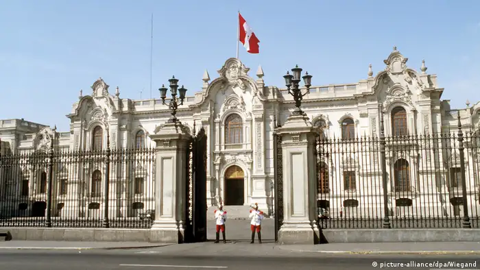 Casa de Gobierno, o “Casa de Pizarro”, es la sede principal del poder ejecutivo y la residencia oficial del Presidente. Se encuentra en la Plaza Mayor del centro histórico de Lima, a orillas del río Rímac. Su fachada es de estilo neobarroco de inspiración francesa. Su primera versión la mandó a construir el fundador español de Lima, Francisco Pizarro, en 1536. 