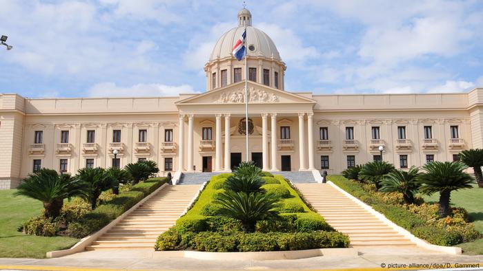 Esta es la residencia del Presidente y sede del Poder Ejecutivo. Construido por el italiano Guido D' Alessandro Lombardi, esta es una de las obras arquitectónicas más emblemáticas de República Dominicana, que comparte la isla con Haití. Se encuentra en Santo Domingo. La construcción es fruto de varios estilos: victoriano, neoclásico, renacentista italiano, barroco grecorromano y el galo Luis XVI.