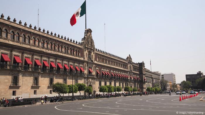 El Palacio Nacional es la sede del Poder Ejecutivo Federal de México. Ubicado al oriente de la Plaza de la Constitución en el Centro Histórico de la Ciudad de México, en la Delegación Cuauhtémoc. La fachada tiene portal, arcos y balcones, y en el centro el Escudo Nacional y una réplica de la campana de Dolores. La Residencia Oficial de los Pinos es la casa temporal del Presidente.