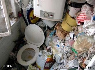 Total verdreckte und vermüllte Toilette in einer Wohnung (Foto: dpa)