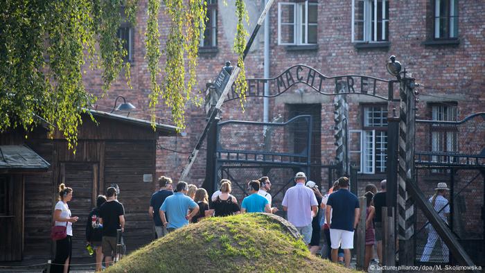 Junge Juden und Muslime begegnen sich in Auschwitz