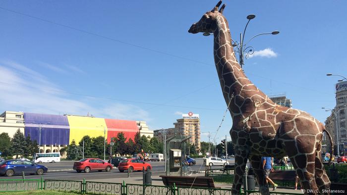 Rumänien Giraffen-Figur am Platz vor dem Regierungsgebäude