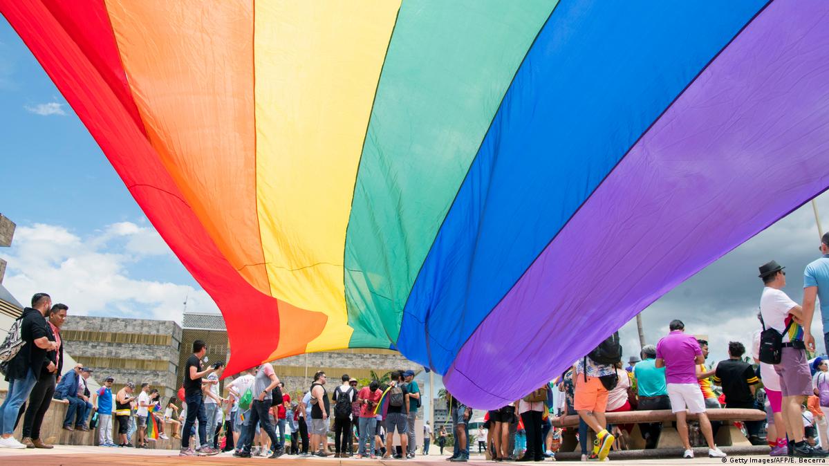 Bandeiras do arco-íris e dos Estados Unidos lado a lado no Rio de Janeiro  durante o Mês do Orgulho LGBTQI+ - Embaixada e Consulados dos EUA no Brasil