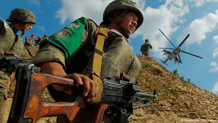 Rusia comenzó hoy las maniobras Vostok-2018 (Oriente-2018), las mayores que realiza el país desde los tiempos de la Guerra Fría, y en las que participan casi 300.000 militares, informó el Ministerio de Defensa ruso. En las Vostok-2018 participan tropas de circunscripciones militares Oriente y Centro, así como buques de las flotas del Pacífico y del Norte, y más de 1.000 aeronaves. (11.09.2018).