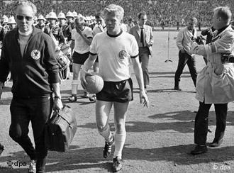 Haller 1966 mit WM-Ball (Foto: dpa)