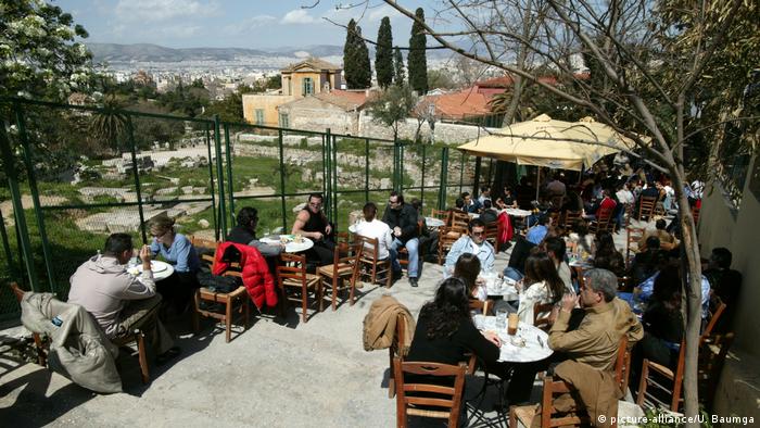 Straßencafe in Athen mit Blick auf Ruinen (Foto: picture-alliance/U. Baumga)