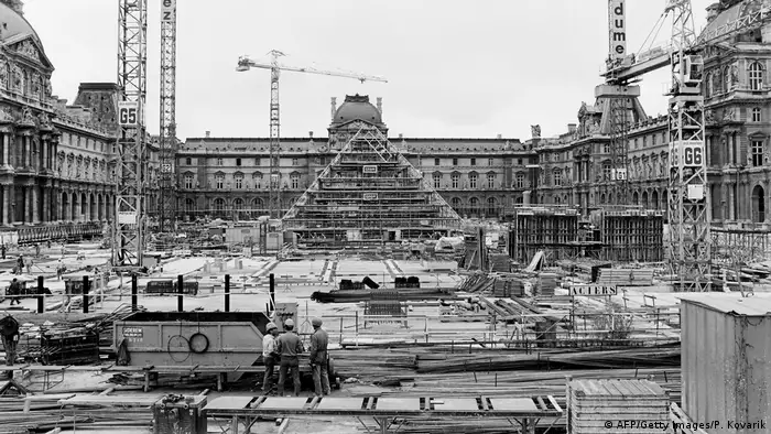 Construction of the Louvre pyramid