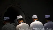 ARCHIV 2015 *** FILE - In this July 18, 2015, file photo, Chinese Hui Muslims pray during Eid al-Fitr prayers at Niujie Mosque in Beijing. Authorities in northwestern China were poised to begin demolition of a mosque Friday, Aug. 10, 2018, despite protests by hundreds of members of the country's Muslim Hui ethnic minority determined to preserve the newly built structure. (AP Photo/Mark Schiefelbein, File) |