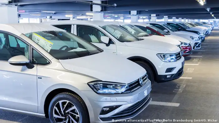 Berlin - nicht zugelassene Volkswagen am BER-Parkplatz