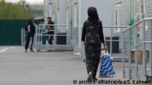 ARCHIV - 21.04.2017, Sachsen, Dresden: Eine Frau läuft durch eine Erstaufnahmeeinrichtung für Flüchtlinge. (zu dpa: «Psychologin warnt vor steigendem Konflikpotenzial in Ankerzentren» vom 16.06.2018) Foto: Sebastian Kahnert/dpa-Zentralbild/dpa +++ dpa-Bildfunk +++ | Verwendung weltweit