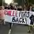 "Charlottesville reage", diz faixa carregada por manifestantes