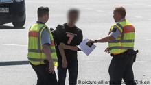 ولاية ألمانية تدرس ترحيل اللاجئين الخطرين إلى سوريا