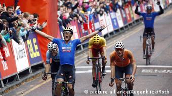 Matteo Trentin überquert als Erster die Ziellinie bei der Radeuropameisterschaft in Glasgow (Foto: picture alliance/Augenklick/Roth)