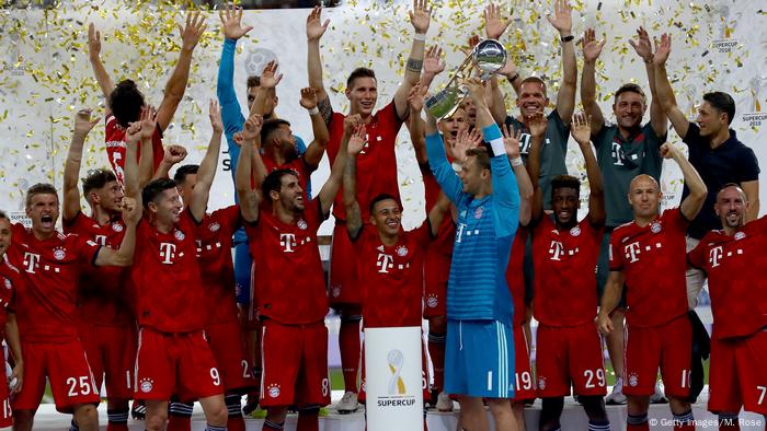 Robert Lewandowski Hat Trick Leads Bayern Munich To Super Cup Win Sports German Football And Major International Sports News Dw 12 08 2018