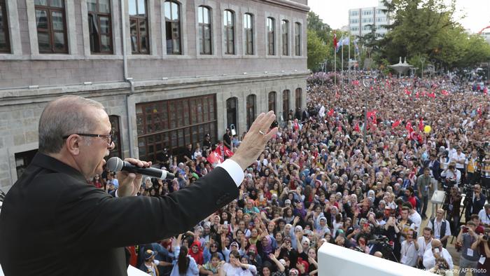 Türkei, Trabzon: Erdogan hält eine Rede (picture-alliance/AP Photo)