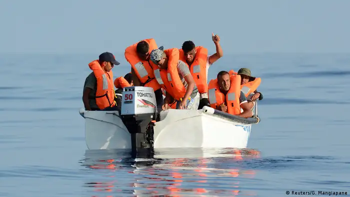 Mittelmeer Flüchtlingsboot vor der Küste von Libyen