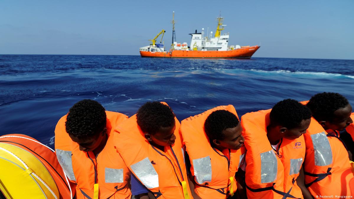Aquarius migrants reach Malta amid dispute