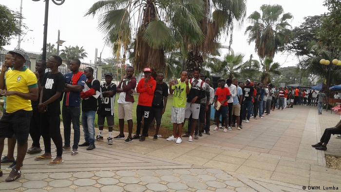 Angola Luanda - Warteschlange von Fans von angolanische Rapper MCK