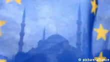Blaue Moschee mit EU-Fahne, Tuerkei, Istanbul | blue mosque with the flag of the European union, Turkey, Istanbul | Verwendung weltweit