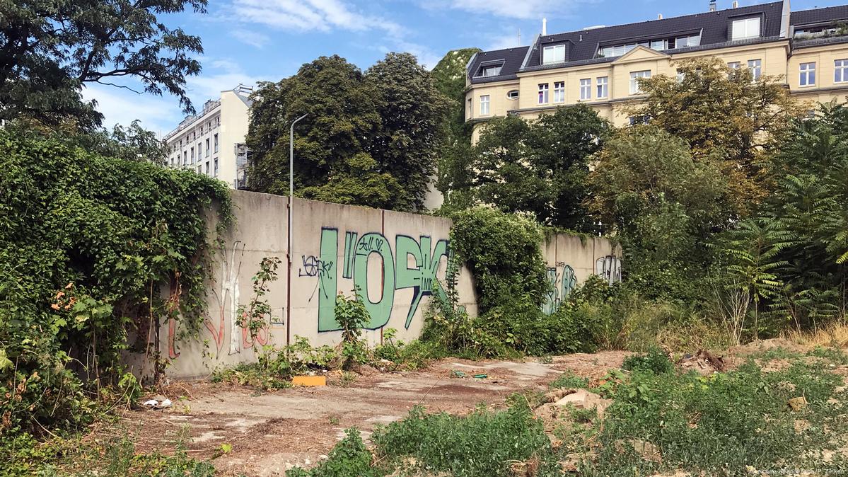 Trekkers find new part of Berlin Wall – DW – 08/13/2018