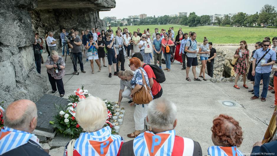 Posetioci odaju poštu žrtvama u konclogoru Majdanek (2017)