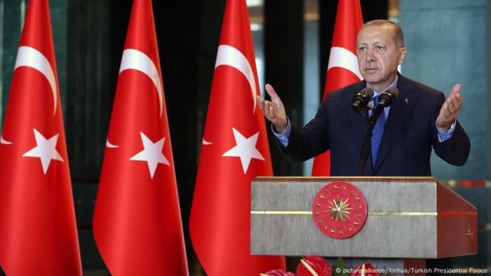 هدد أردوغان بأنه قد يلجأ إلى خطط وتدابير أخرى خطة حيال التجار ورجال الصناعة اذا استمروا في المسارعةإلى بيع الليرة التركية وشراء الدولار الأميركي، وكان قبل ذلك قد أعلن أنه إذا كان الغرب يملك الدولار فلدينا الله.