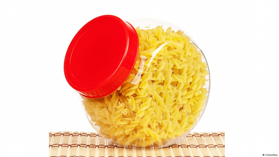 Recipiente con pasta cortas.