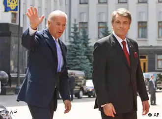 乌克兰总统尤先科（右）和美国副总统拜登在基辅