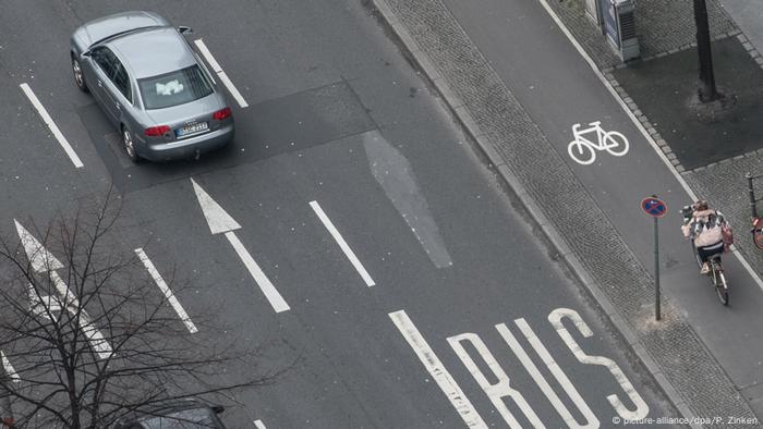 Busspur (picture-alliance/dpa/P. Zinken)