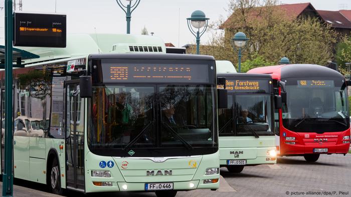 Drei Busse an einer Bushaltestelle (picture-alliance/dpa/P. Pleul)