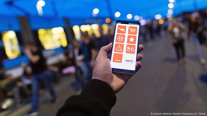 Handy Ticket (picture-alliance/Geisler-Fotopress/C. Hardt)