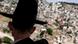 Ein israelischer Parlamentarier blickt auf das arabische Ost-Jerusalem (Foto: dpa) Ein israelischer Parlamentarier blickt auf das arabische Ost-Jerusalem (Foto: dpa)