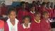 Schülerinnen stehen mit ihren Heften hinter Tischen in einer Schule in Addis Abeba Schülerinnen stehen mit ihren Heften hinter Tischen in einer Schule in Addis Abeba