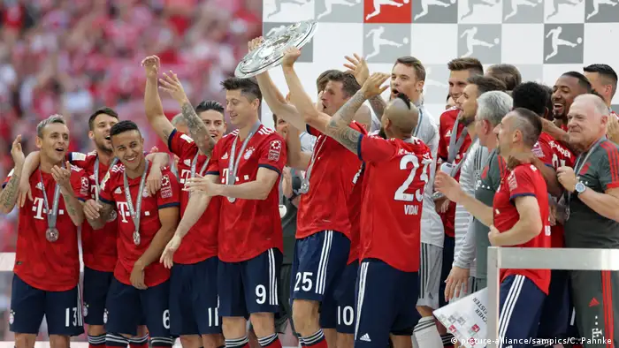 Deutschland BG Bundesliga | FC Bayern München feiert die sechste deutsche Meisterschaft in Folge (picture-alliance/sampics/C. Pahnke )