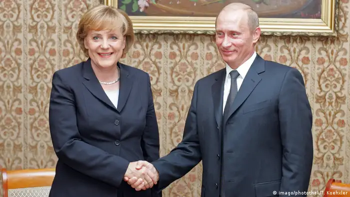 Merkel and Putin shake hands in Russia's Berlin embassy in 2005 (imago/photothek/T. Koehxler)