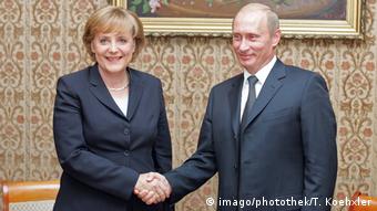 Μέρκελ και Πούτιν δίνουν τα χέρια στην πρεσβεία της Ρωσίας στο Βερολίνο το 2005 (imago/photothek/T. Koehxler)