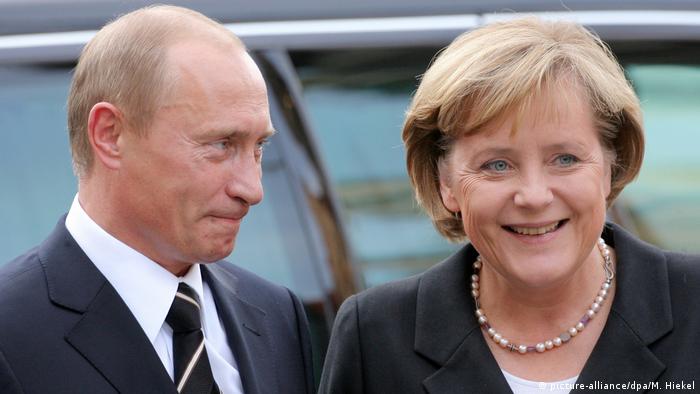 Merkel and Putin in Dresden 2006 (picture-alliance/dpa/M. Hiekel)
