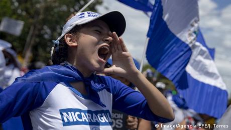 A woman yells (Image/Agencia EFE/J. Torres)