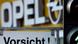 Ein Verkehrsschild und eine Fußgängerampel stehen in der Naehe eines Opel-Händlers in Frankfurt am Main (Foto: AP) Ein Verkehrsschild und eine Fußgängerampel stehen in der Naehe eines Opel-Händlers in Frankfurt am Main (Foto: AP)