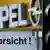 Ein Verkehrsschild und eine Fußgängerampel stehen in der Naehe eines Opel-Händlers in Frankfurt am Main (Foto: AP)