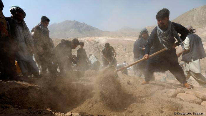 Afghanistan - Beerdigung der Opfer nach Selbstmordanschlag in Kabul (Reuters/O. Sobhani)