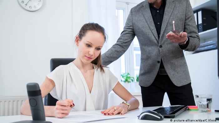 Коллег лучше не поздравлять наедине