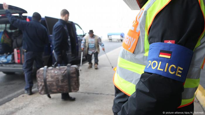 Deutschland Abschiebung abgelehnter Asylbewerber | Flughafen Leipzig-Halle