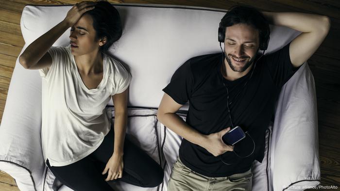 Mann und Frau sitzen nebeneinander auf dem Sofa. (picture alliance/PhotoAlto)