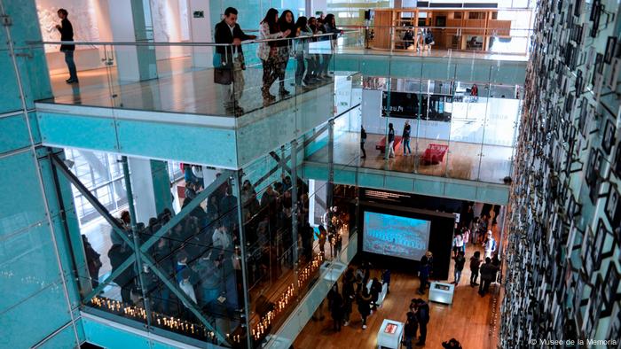 Museo de la Memoria y los Derechos Humanos, espacio interior, se ven varios niveles con público visitante y paredes vidriadas.
