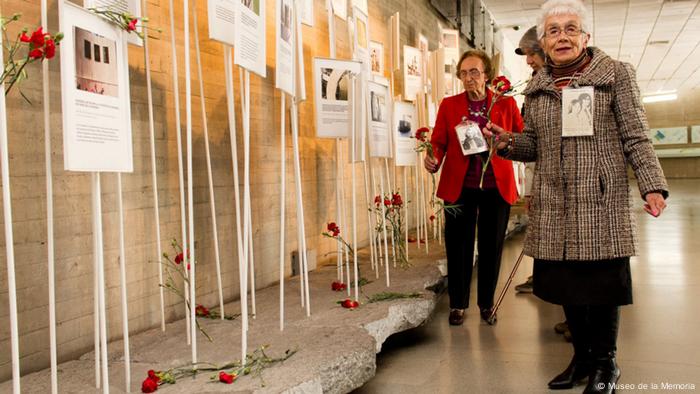 Museo de la Memoria y los Derechos Humanos, mujeres con flores rojas