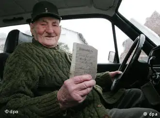 也有好样的：德国百岁老人Paul Lerche 仍在开车，他出示1940年获得的驾照