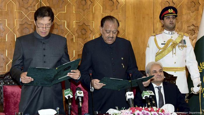 Pakistan - Imran Khan wird zum Premier vereidigt (picture alliance/AP Photo/Press Information Department)